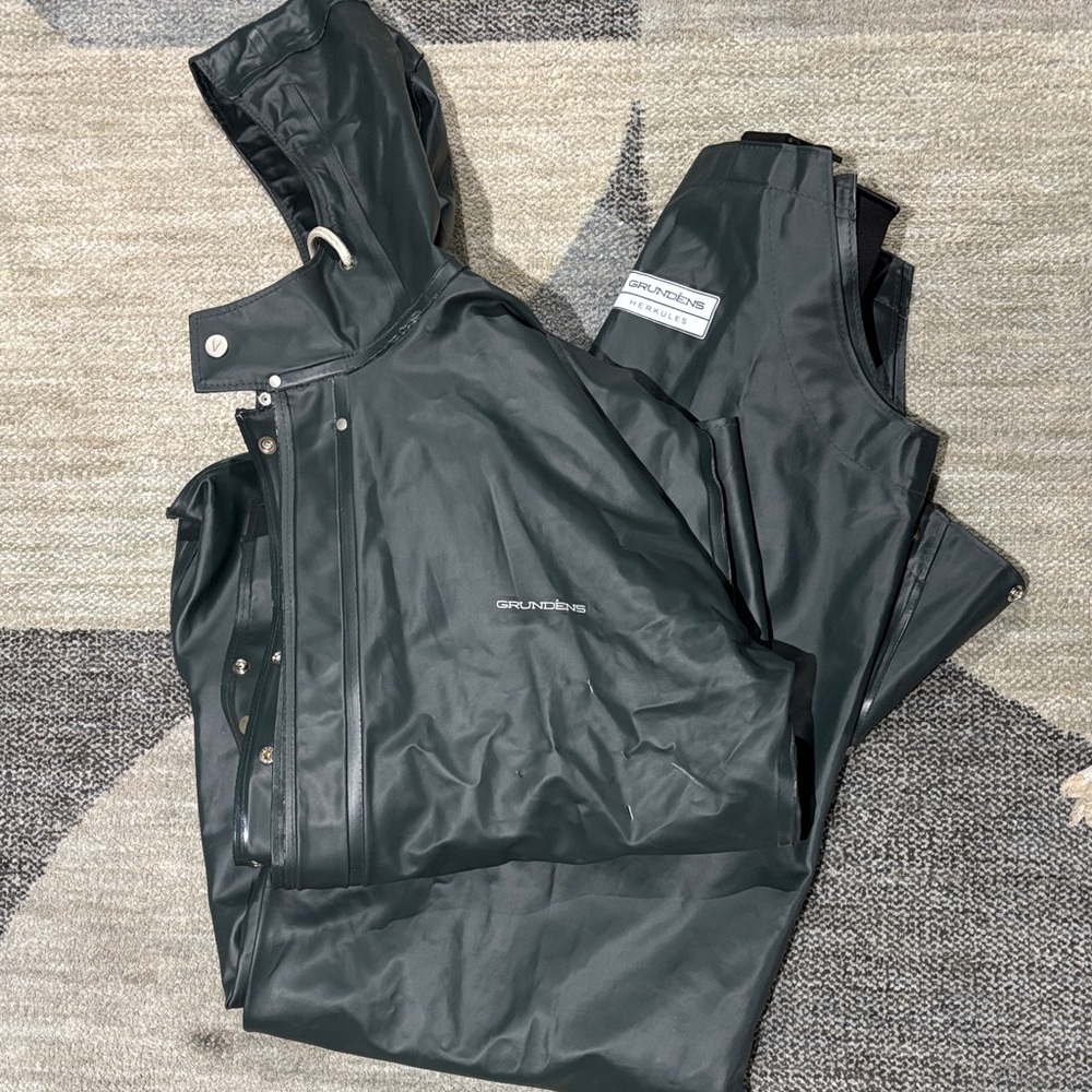 Grundéns Men's Black Raincoat and Bib pant set